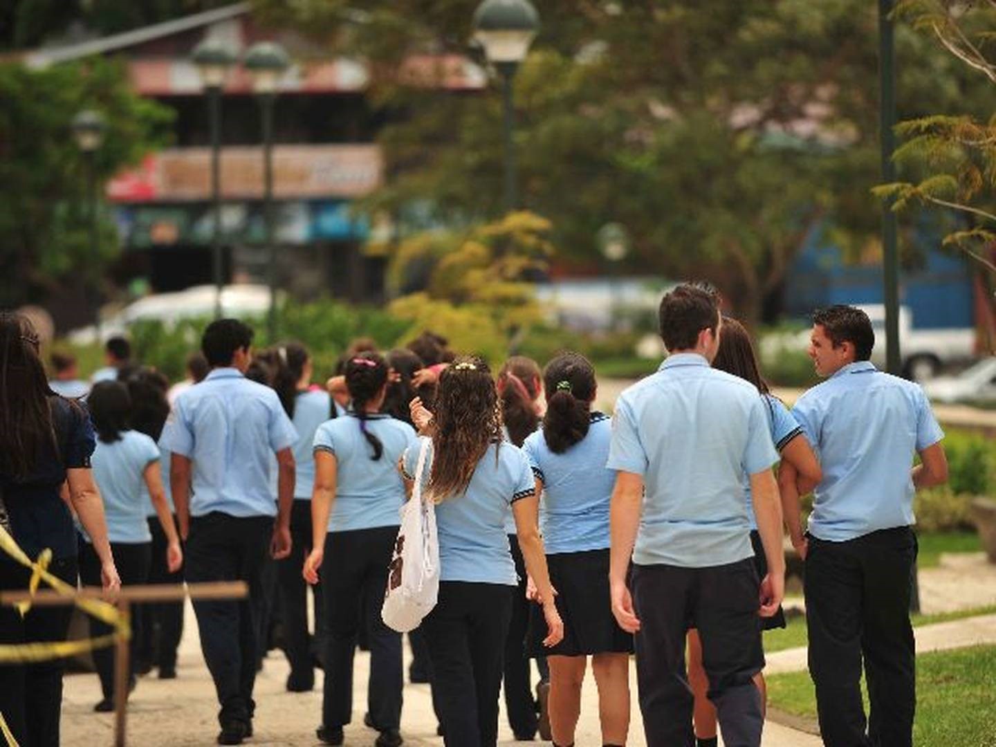 Se aprueba reforma al reglamento de uniforme oficial en instituciones públicas