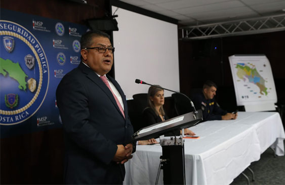 Diputados proponen cierre de la DIS por manejo político