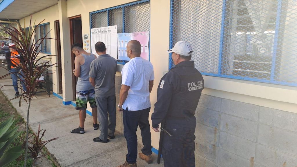 Privados de libertad ejercen su voto municipal en los diferentes centros penales del país